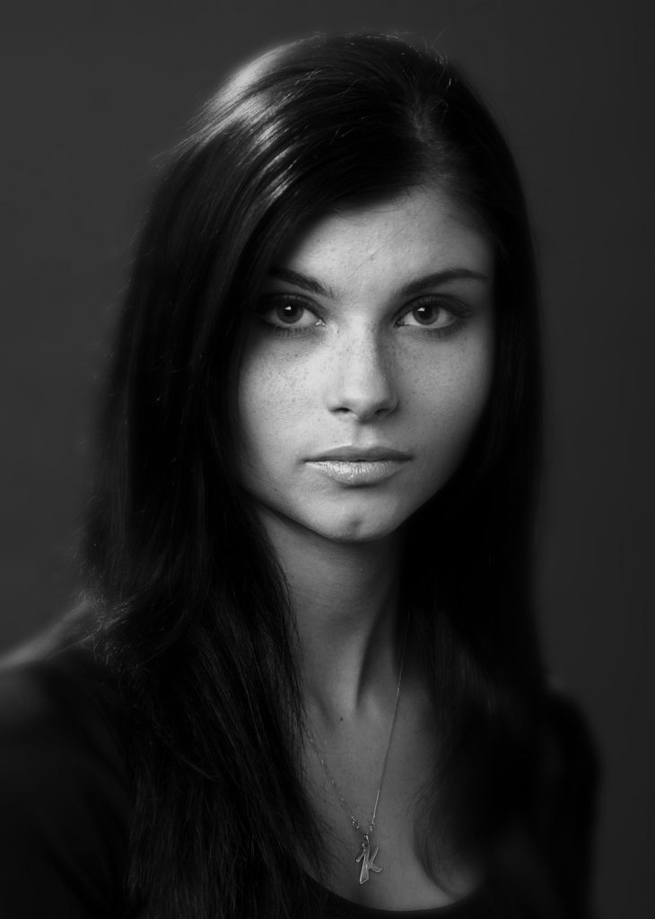 portret klasyczny na czarnym tle - kobieta