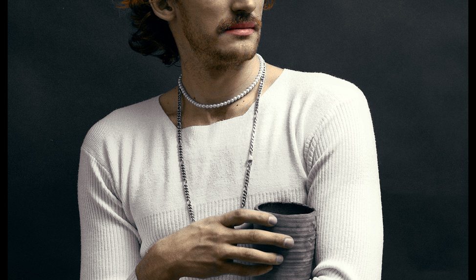 portret faceta z doniczką - sesja inspiracyjna