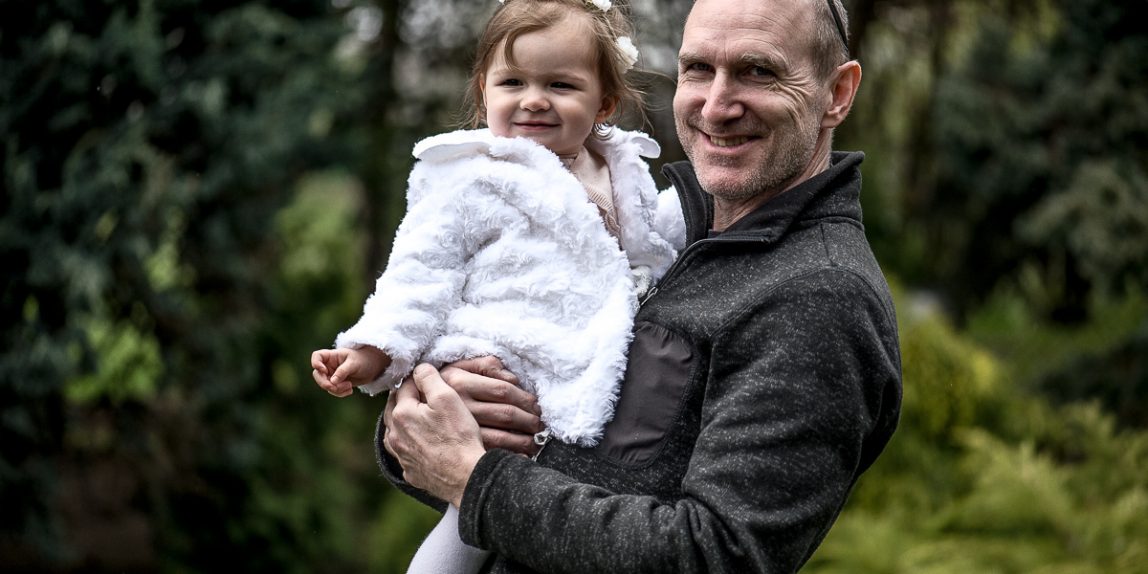 Portret autora z dzieckiem na rękach