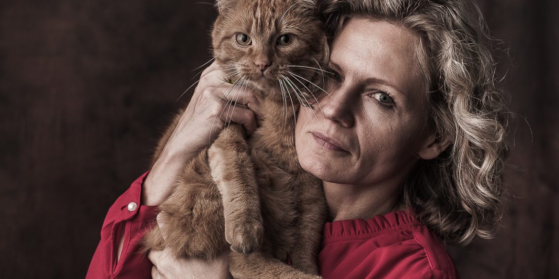 Portret kobiety z kotem na rękach