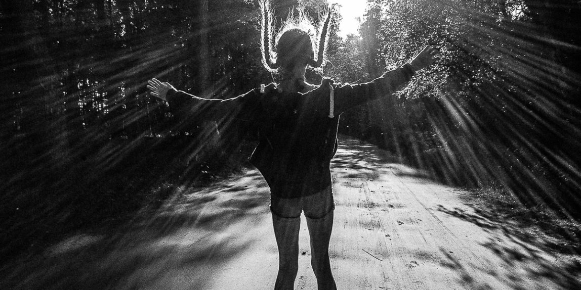 Dziecko na drodze - rozświetlony trakt