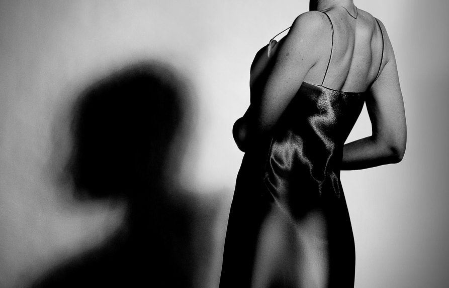 Studio w ostrym świetle - sesja kobieca