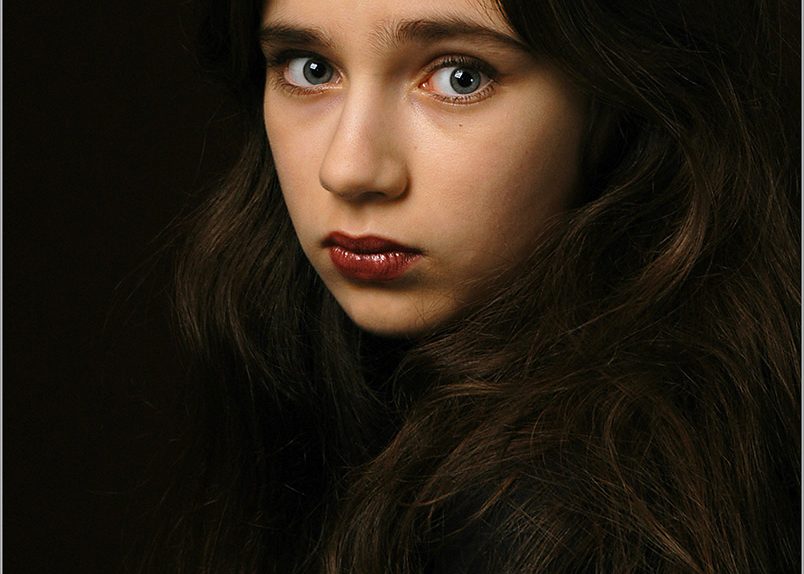 portret dziewczyny na czarnym tle