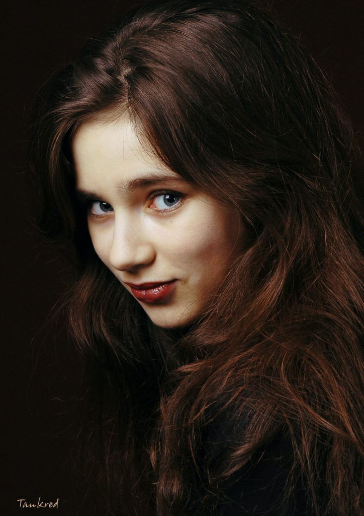 portret dziewczyny na czarnym tle