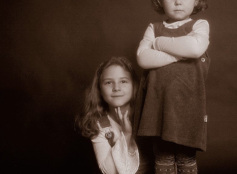 Siostry - zdjęcie analogowe studyjne - fotografia dzieci