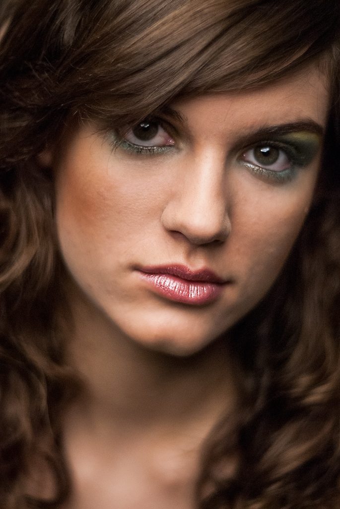 bliski portret - kobieta w studio - fotografia cyfrowa
