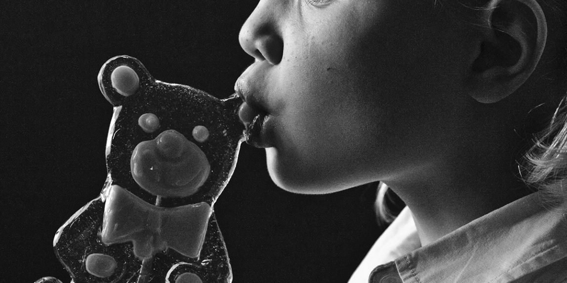 Portret dziecka z lizakiem