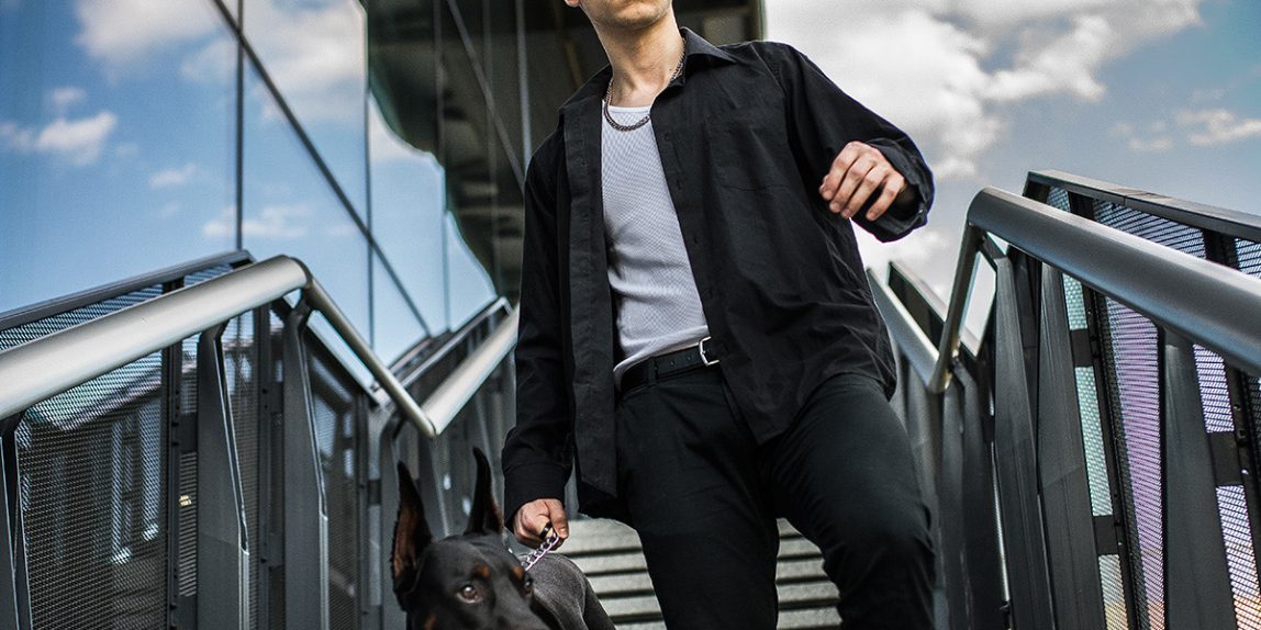 sesja mody z psem rasy doberman