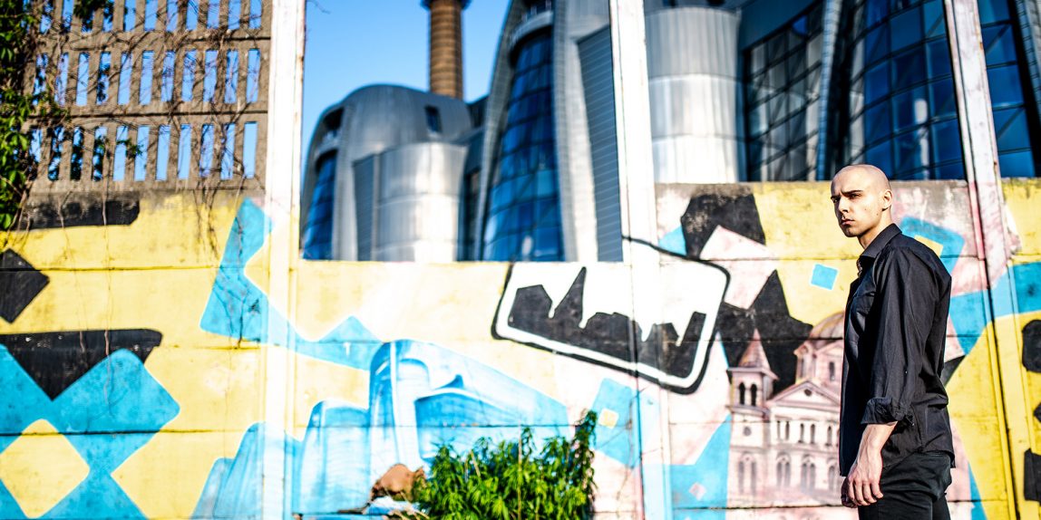 sesja mody z psem rasy doberman