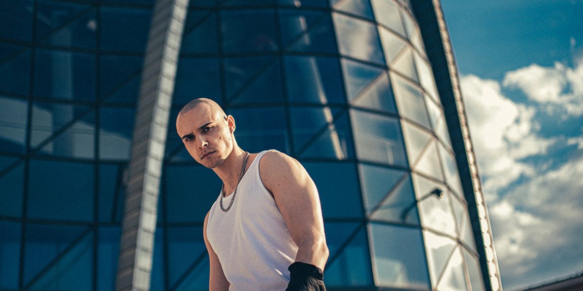 sesja mody z psem rasy doberman