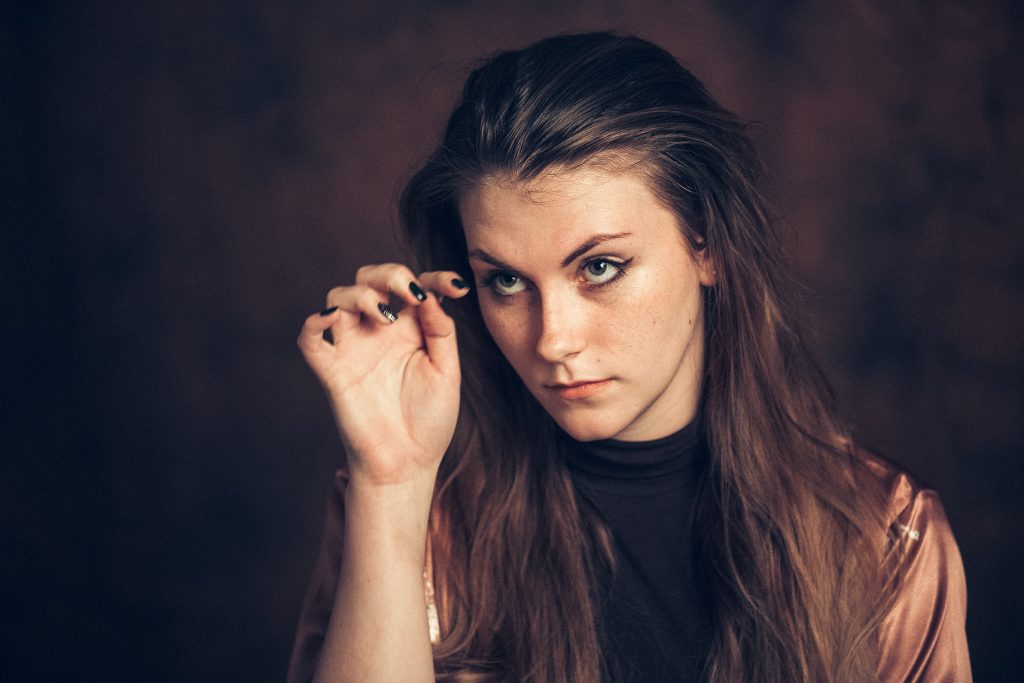 portret dziewczyny - studyjny portret kobiety