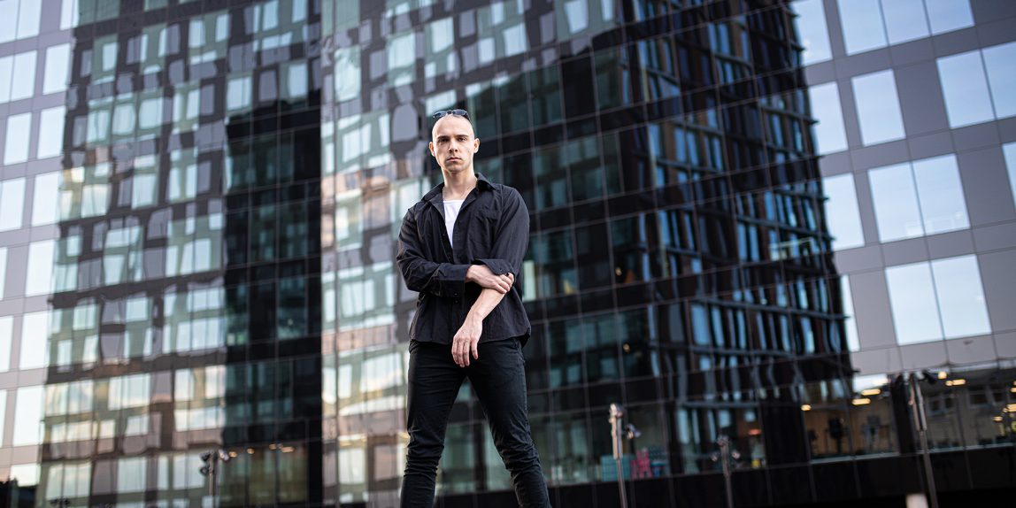 sesja mody z psem rasy doberman