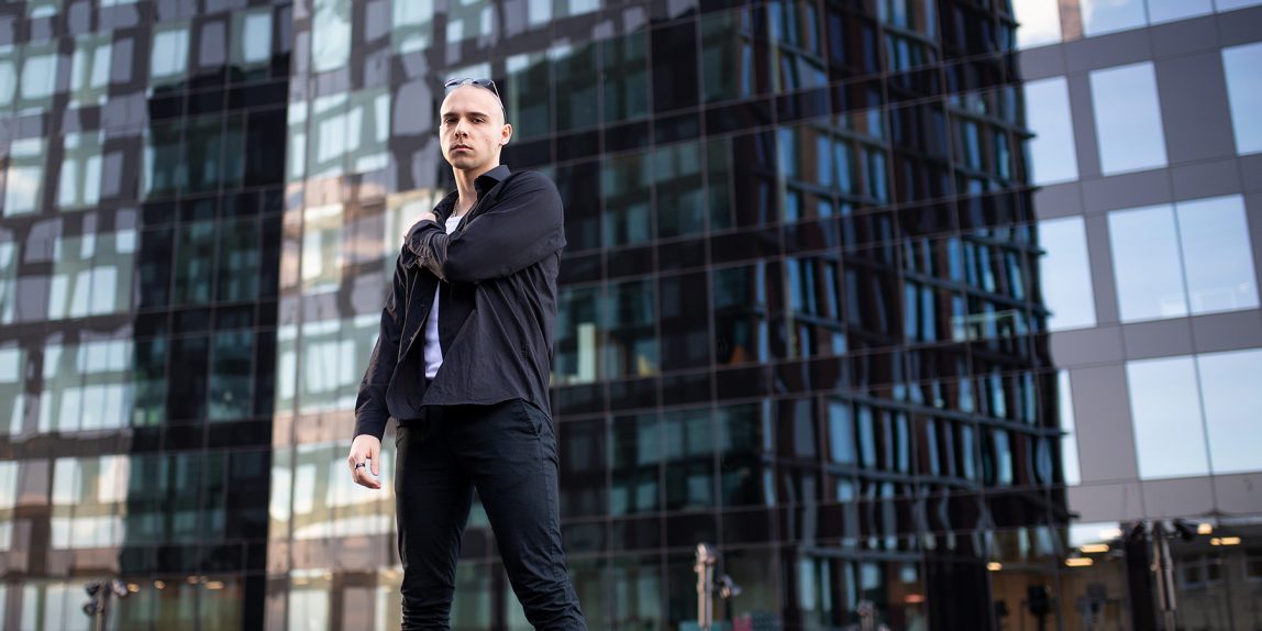 sesja mody z psem rasy doberman