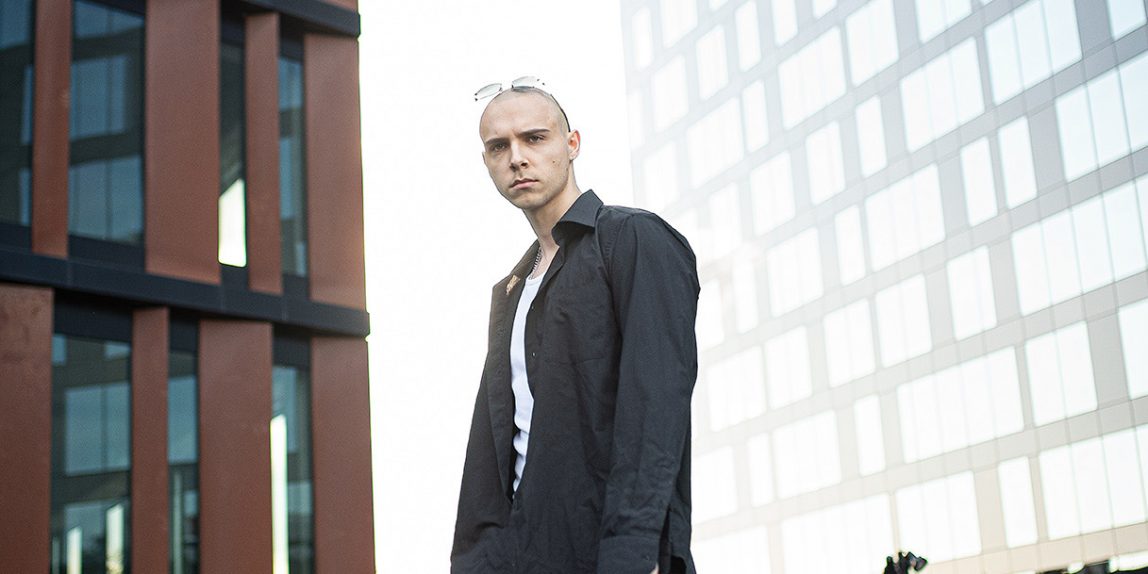 sesja mody z psem rasy doberman