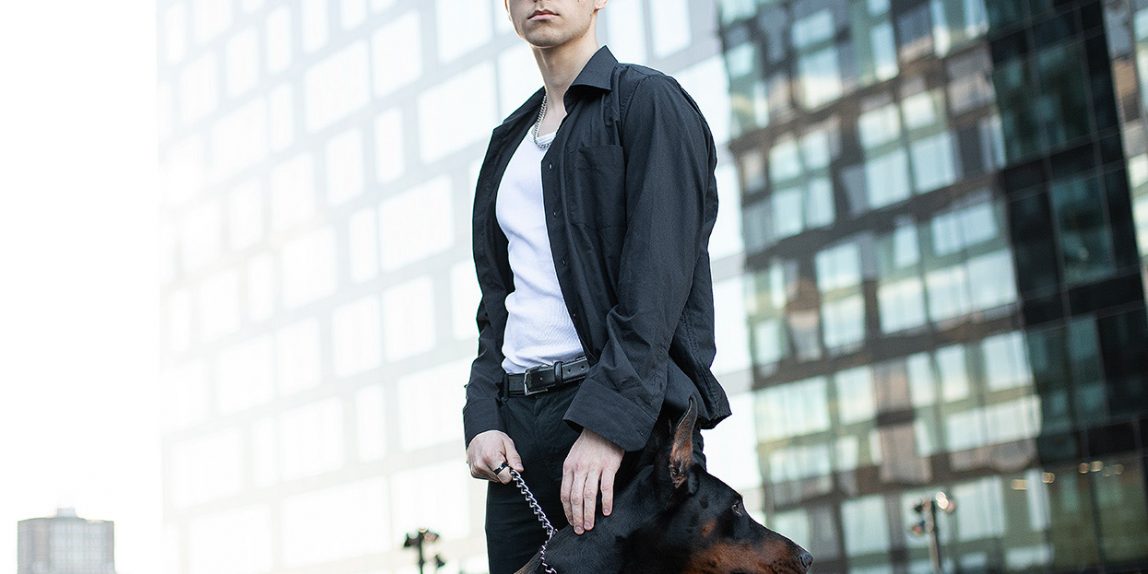 sesja mody z psem rasy doberman