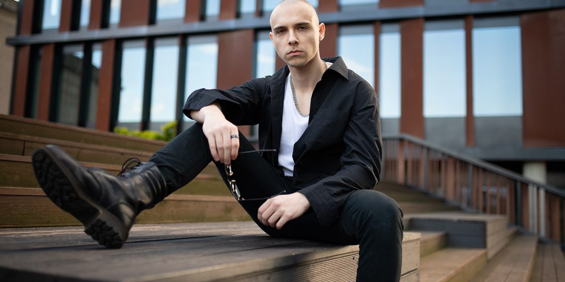 sesja mody z psem rasy doberman