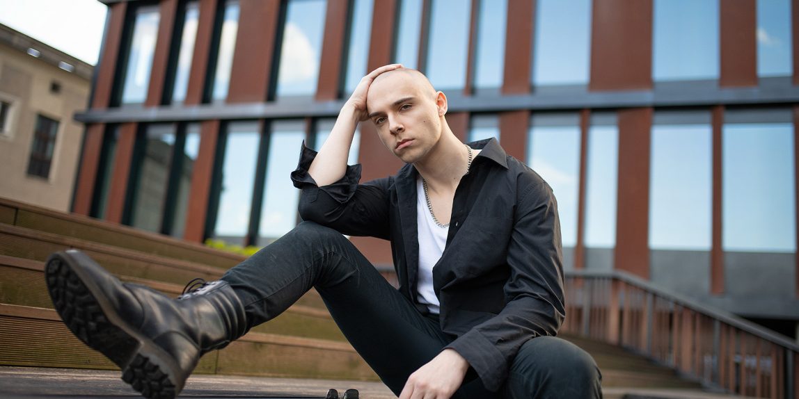 sesja mody z psem rasy doberman