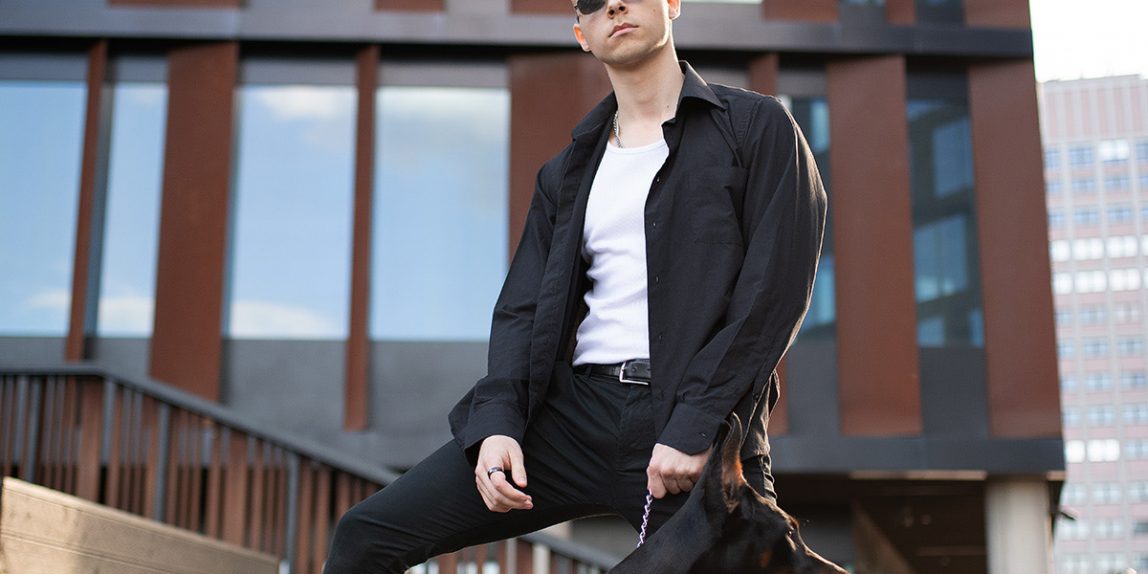 sesja mody z psem rasy doberman