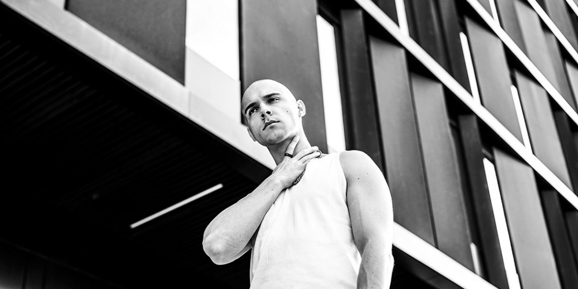 sesja mody z psem rasy doberman