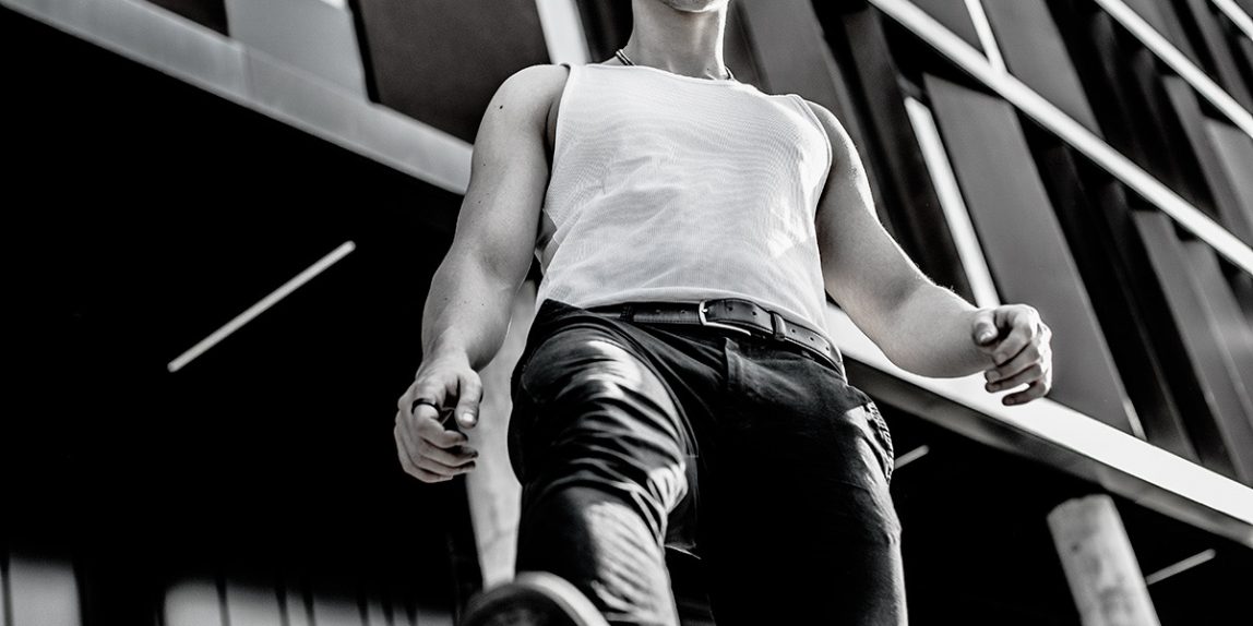 sesja mody z psem rasy doberman