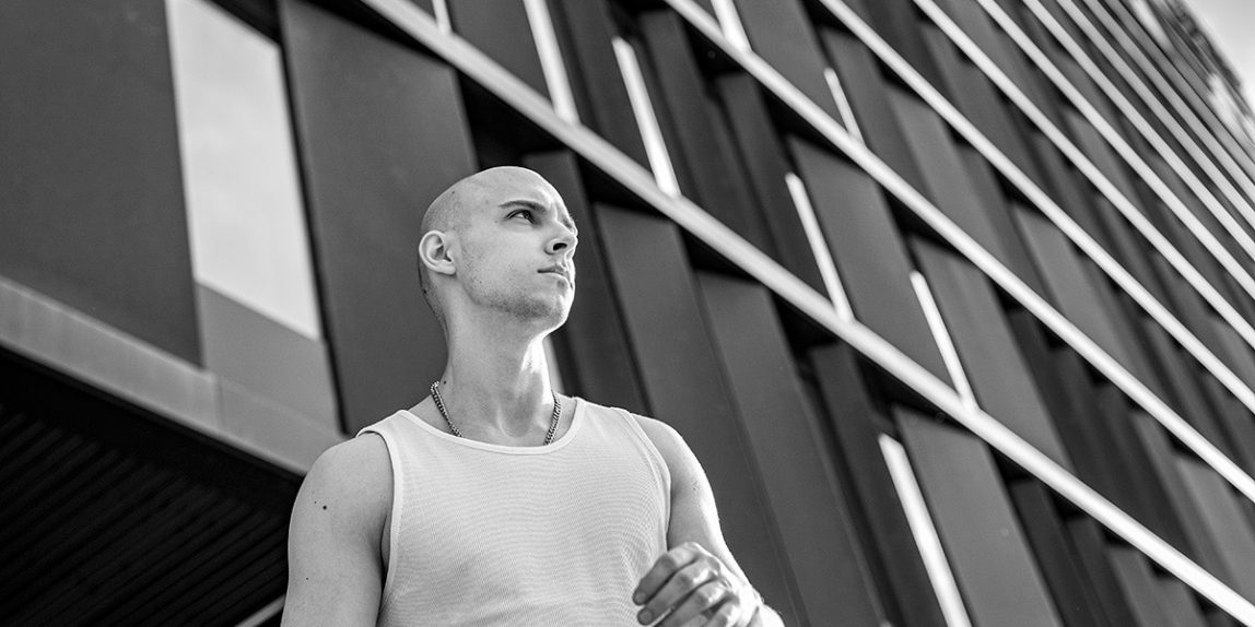 sesja mody z psem rasy doberman