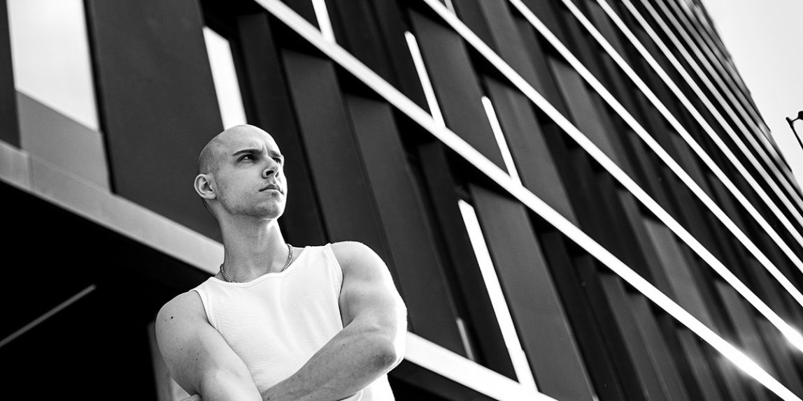 sesja mody z psem rasy doberman