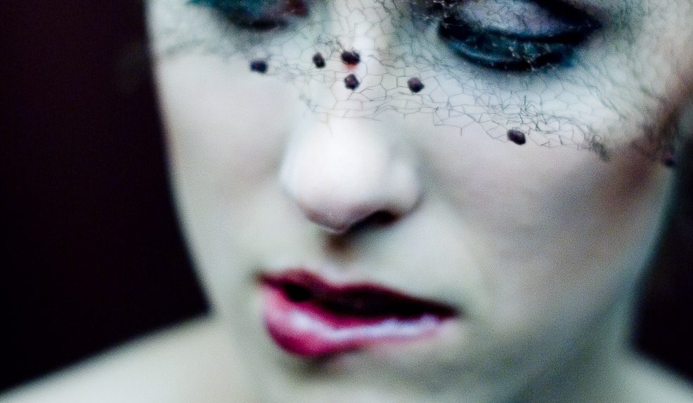 kobieta z woalką - portret zmysłowy