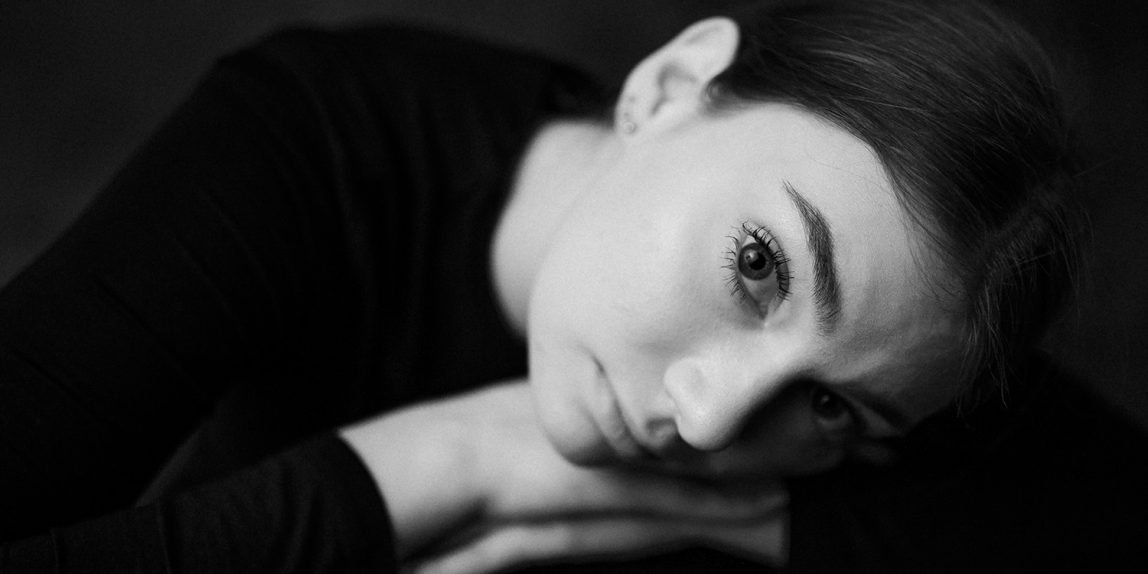 Portret dziewczyny - studio na czarnym tle - portret klasyczny