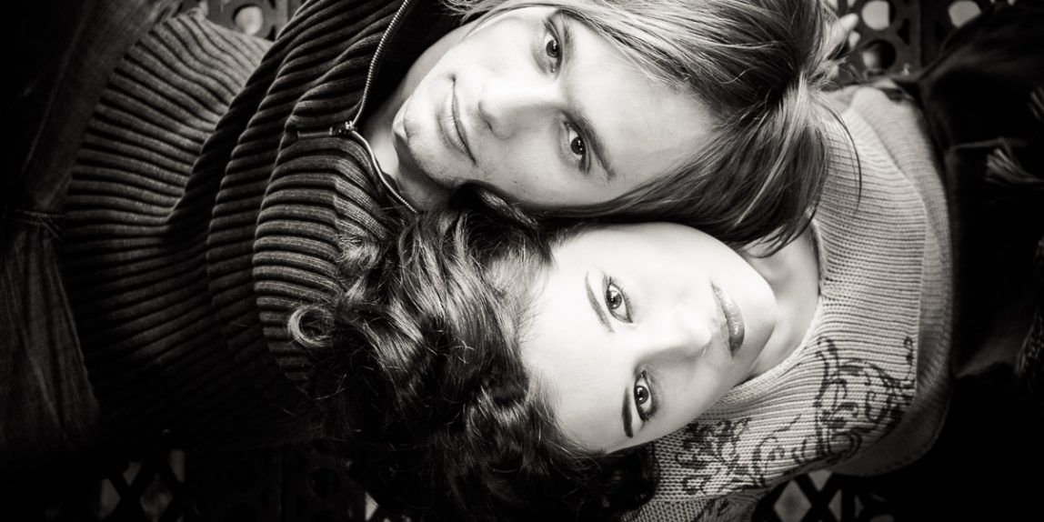 sesja marki odzieżowej we wnętrzu starej fabryki