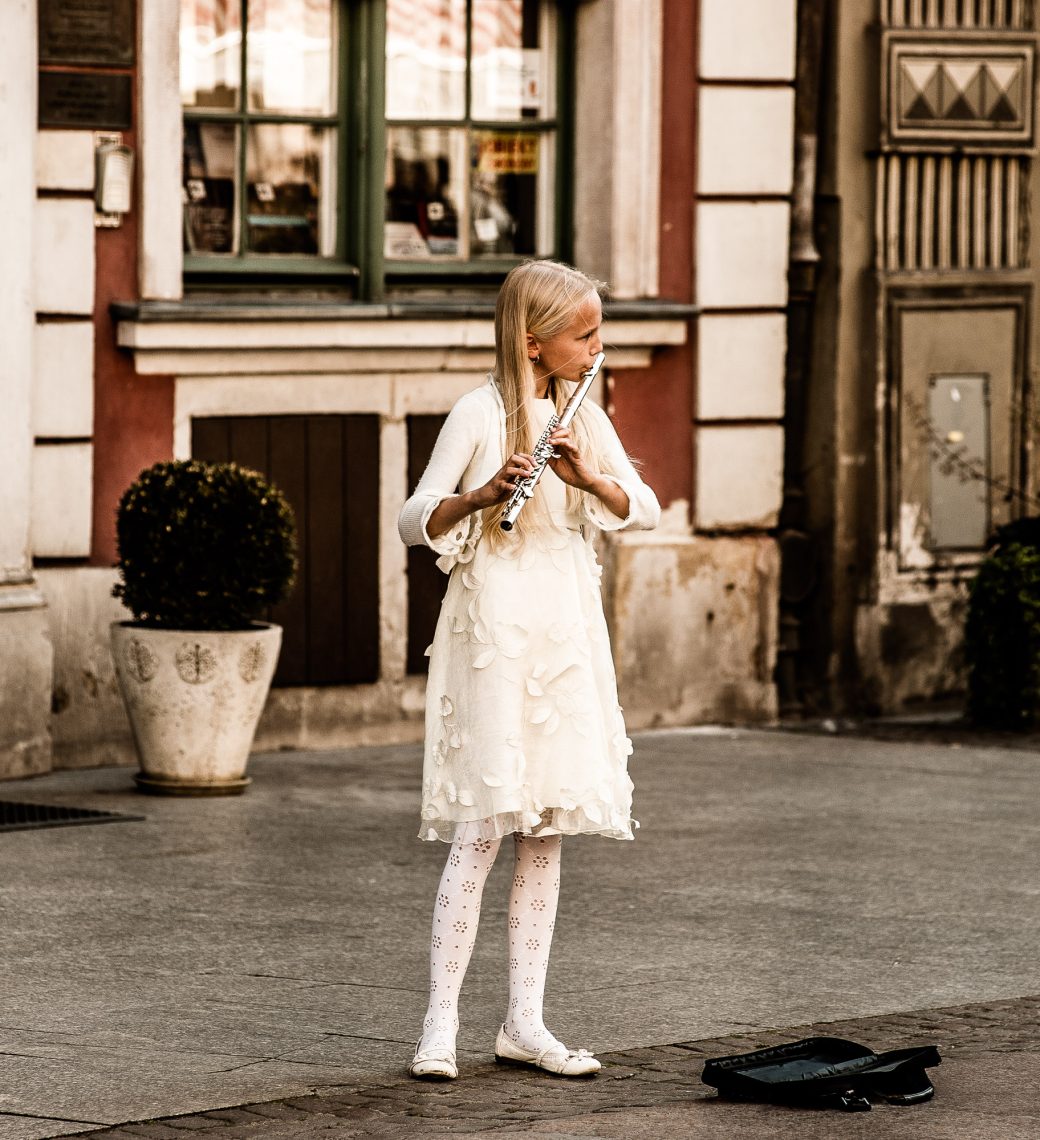 Dziewczynka gra na flecie - Włochy