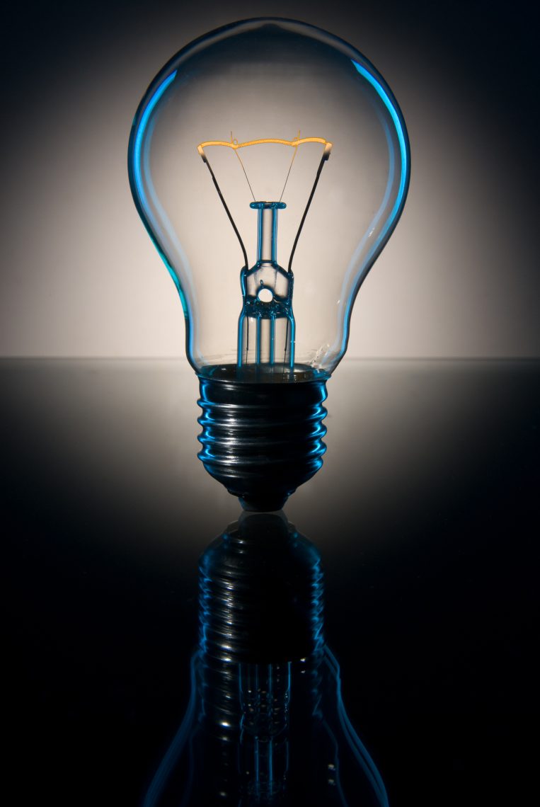 Żarówka - zabawa światłem