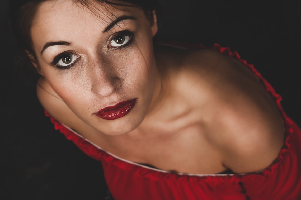 Portret kobiety w czerwieni