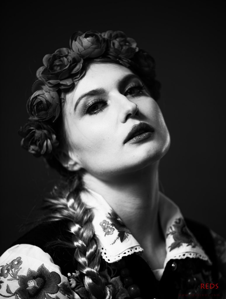 Sesja studyjna stylizowana portretowa Łowicka